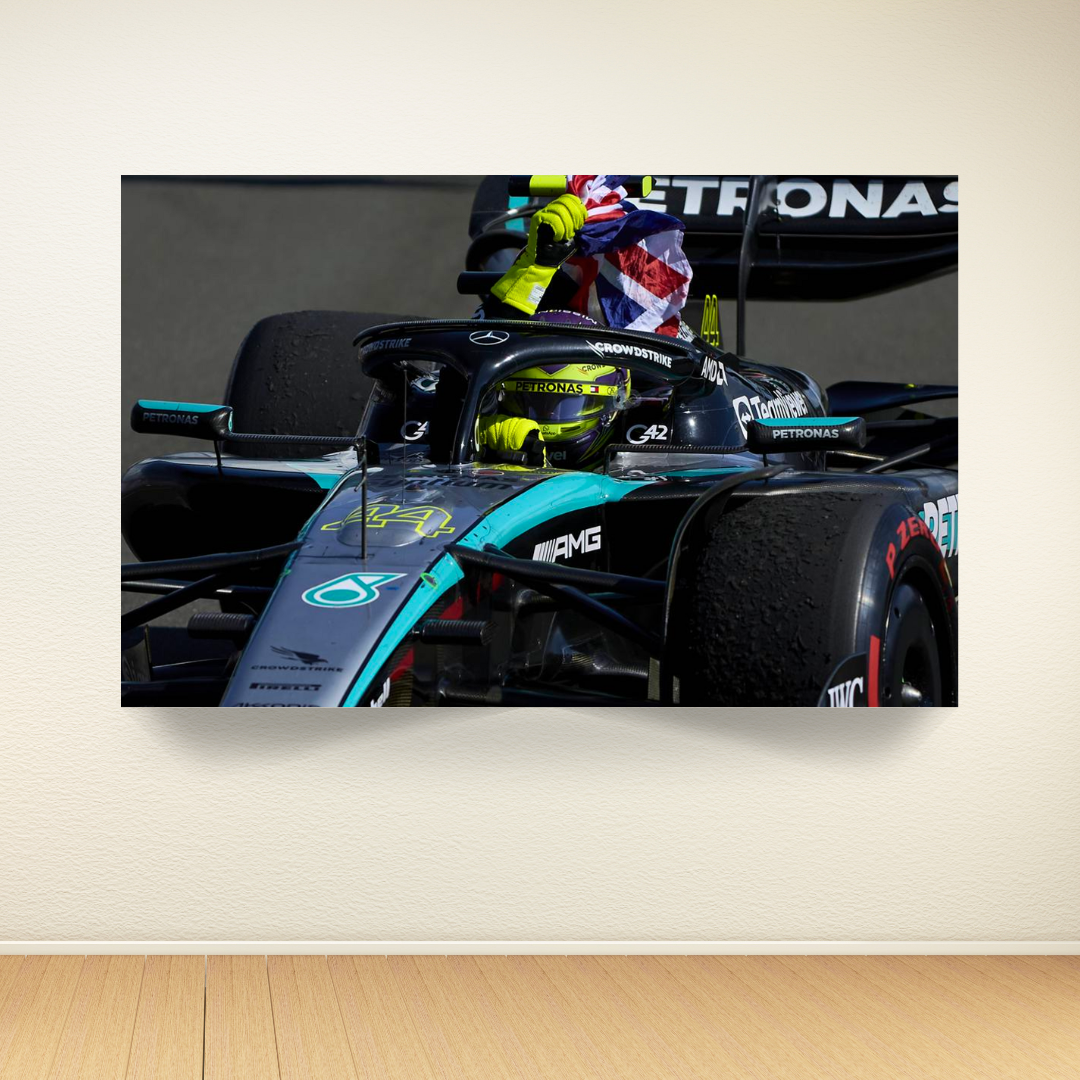 Quadro Decorativo Lewis Hamilton Vitória em Casa Silverstone 2024