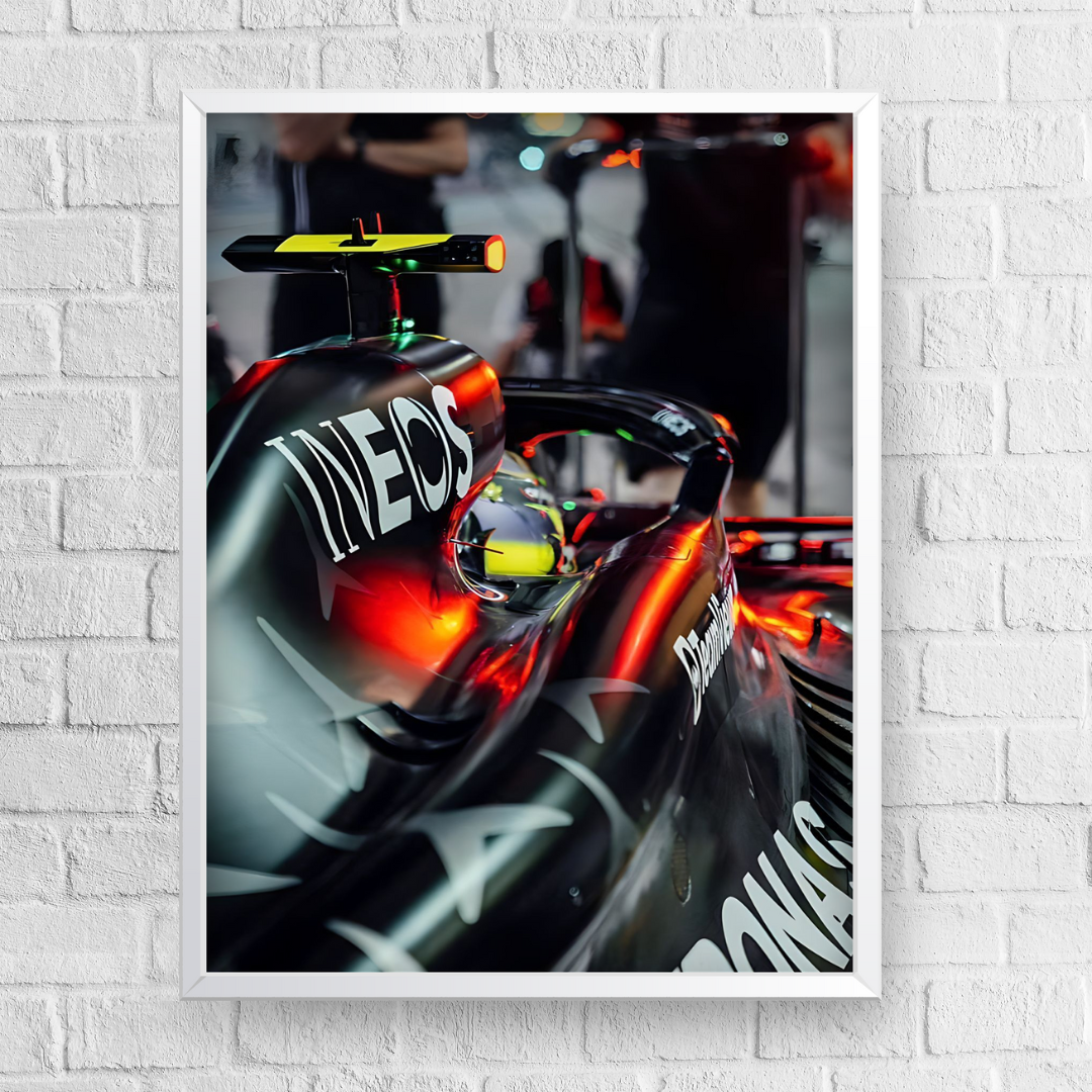 Quadro Decorativo Lewis Hamilton Mercedes AMG Petronas Garage 2024