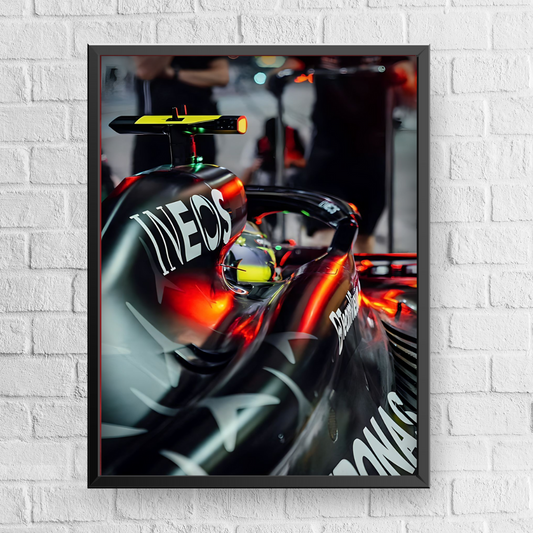 Quadro Decorativo Lewis Hamilton Mercedes AMG Petronas Garage 2024